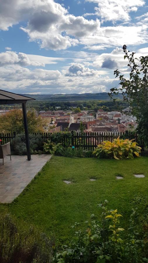 Blick Ueber Krems Mit Gartenpavillon Exterior foto